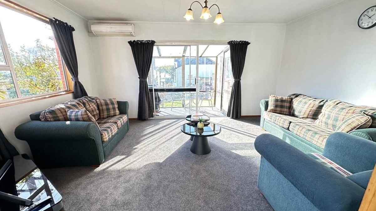 Dunedin House | Sunny & Warm Fully Furnished 3 Bedroom House