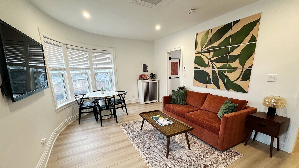Evanston Apartment | Sunny Work From Home Apt: Near Northwestern-Chicago-Beaches-Loyola