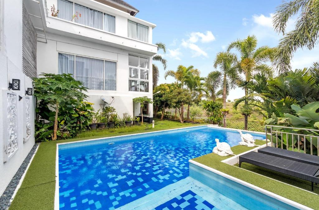 Taman Griya Villa | SUNNYRENT Luxury TJ White villa in Nusa Dua