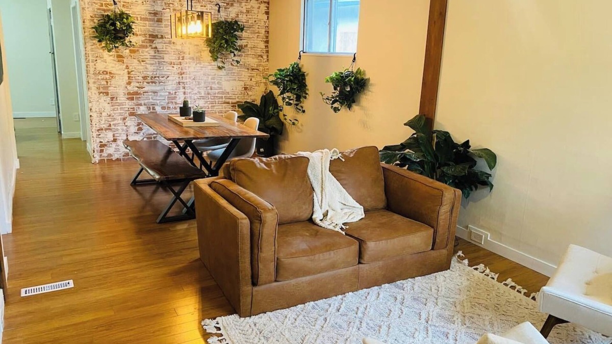 Sunnyside House | Sunnyside-3 br in Trendy Kensington-AC-Garage