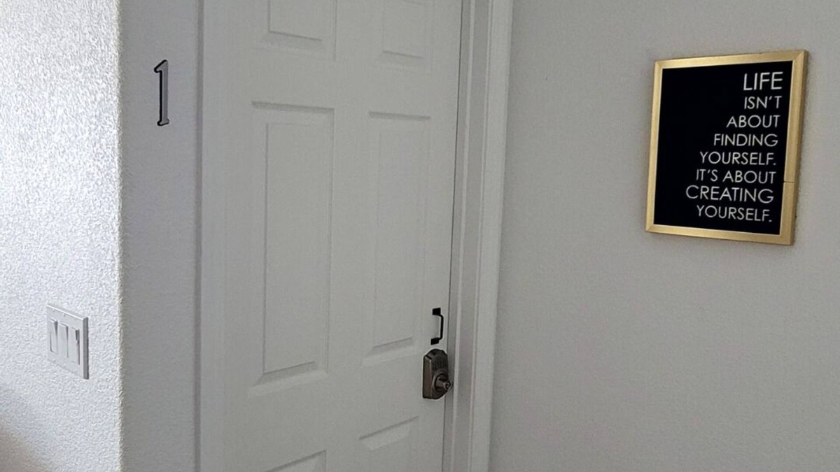 Roosevelt Apartment | Sunnyside Doors Master Suite 1