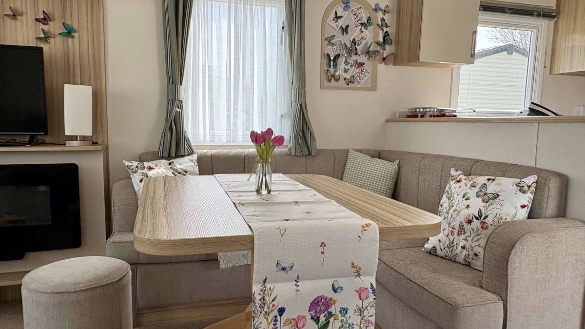 Ampney Crucis House | Sunnyside static lakeside home