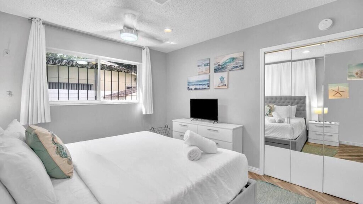 Beachway Estates House | SunnySide Pompano 2/2 - Vibrant Home with Pool
