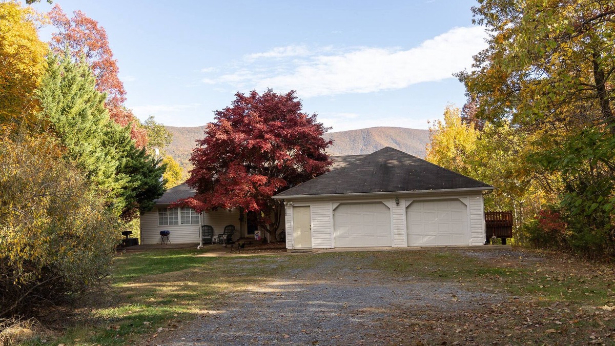 Luray Cottage | Sunridge Retreat is a secluded cabin in Luray, VA for large family and friends