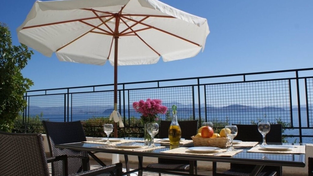 Kefalari Apartment | Sunrise 5 Apartment - Beautifully Located Air Conditioned 3 Bedroom Above Beach