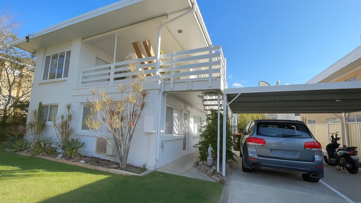 Surfers Paradise Apartment | Sunrise Apt 3 · Bright 1BR · Upstairs · Pool View