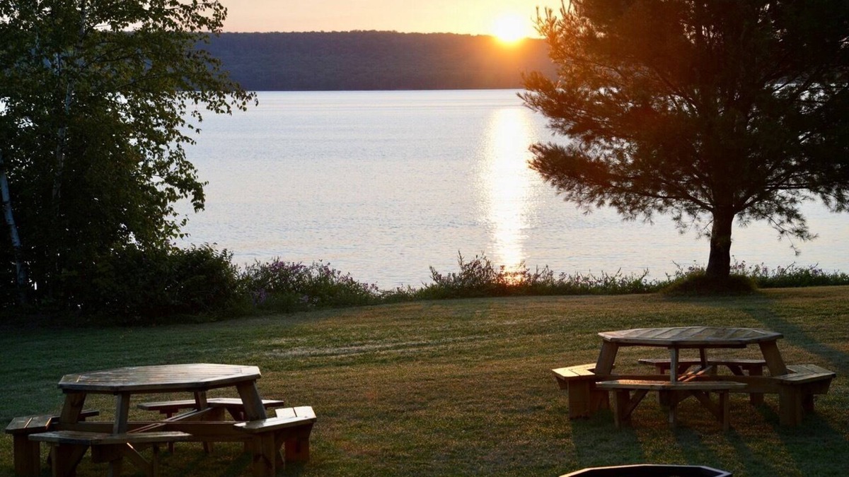 Munising Resort | Sunrise Bay Cottages: Rustic elegance for 32 people in 5 luxury cottages.