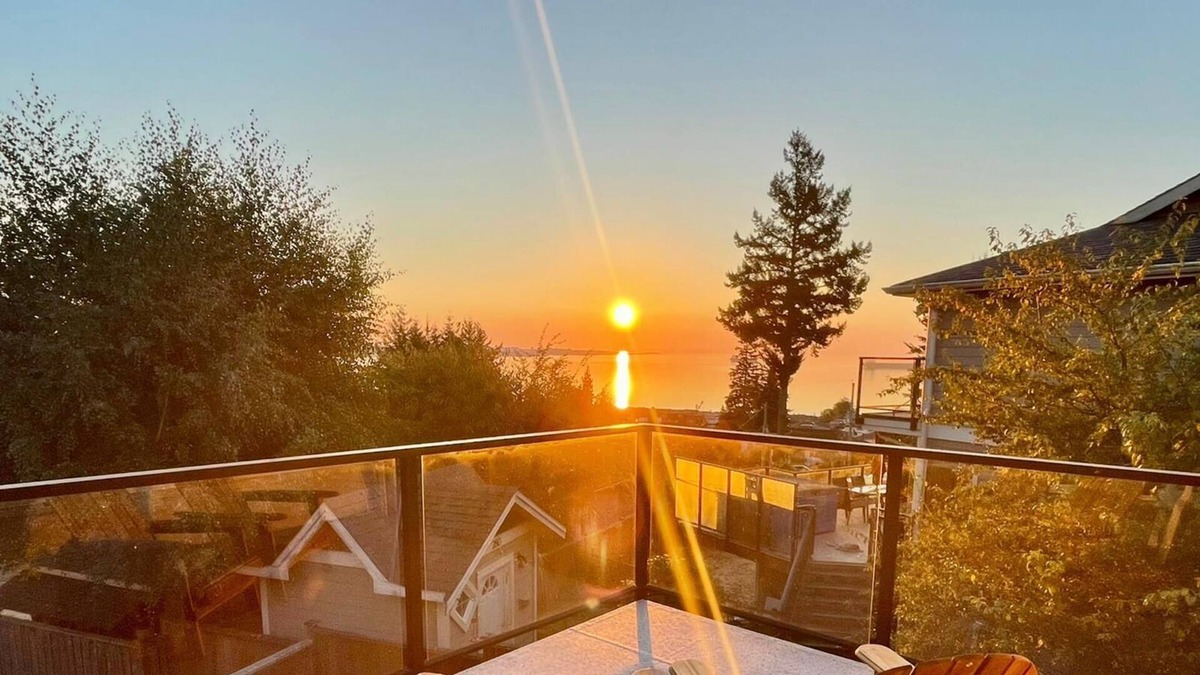 Colwood Apartment | Sunrise Escape - ocean views + close to the BEACH!