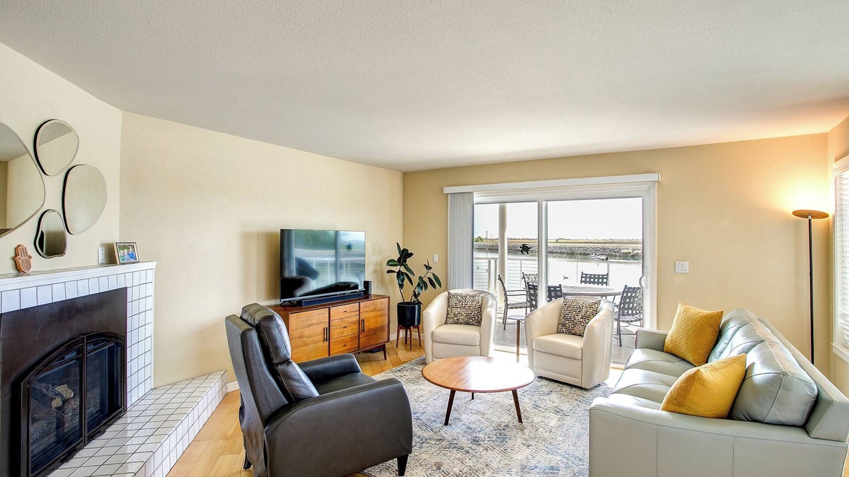 Discovery Bay House | Sunrise Holiday Home in Discovery Bay, fast water is 6 minutes away. Pets ok!