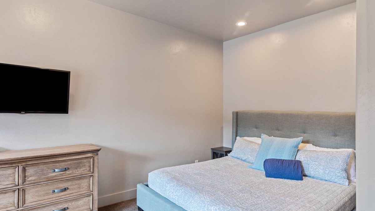 Harbor Village Hotel | Sunrise Resort Room #201 | 1 Bed, 1 Futon 1 Bath
