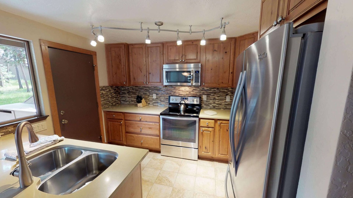 Tennis Village Condo | Sunriver Lodge with A/C, Fireplace & BBQ