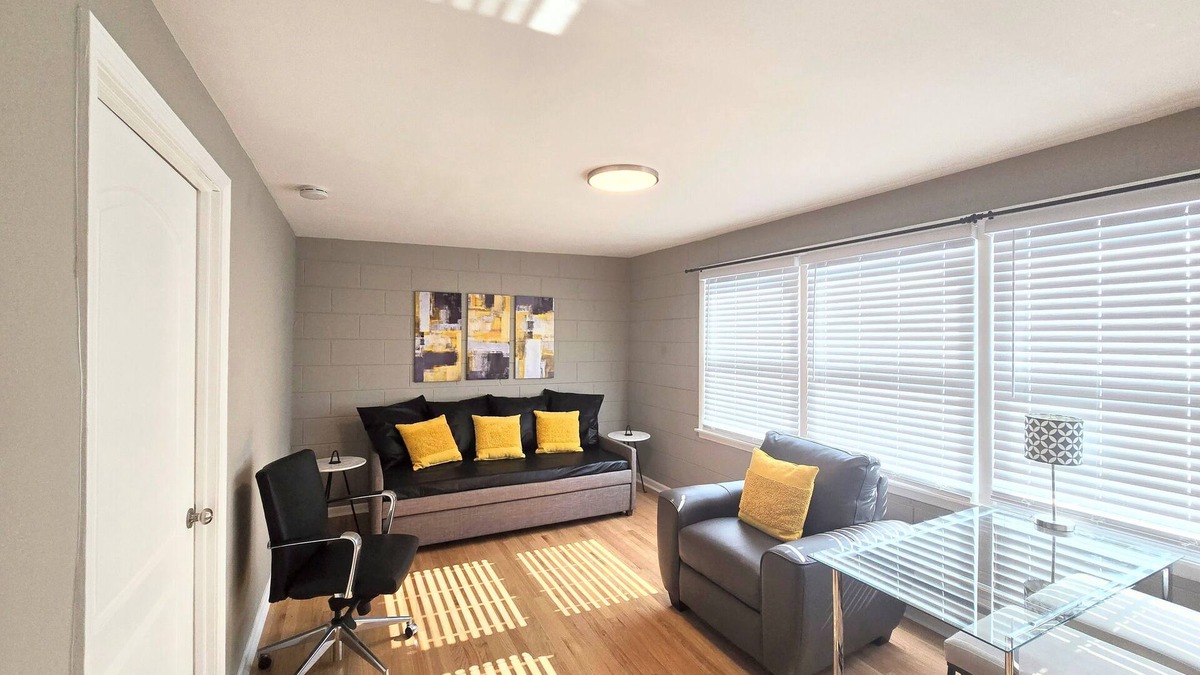 Evergreen Park Apartment | Suns & Roses Duplex