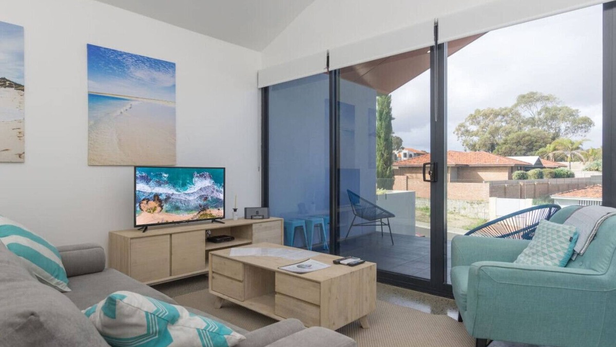 Marmion Apartment | Sunset Apartments - Blue Apt! 2BR - 100m to shops.