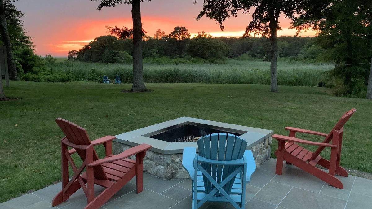 Yarmouth Port House | SUNSET BAY VILLA Backyard Sunsets, Kayaks, Bikes, HotTub, NatureTrails, Fire Pit