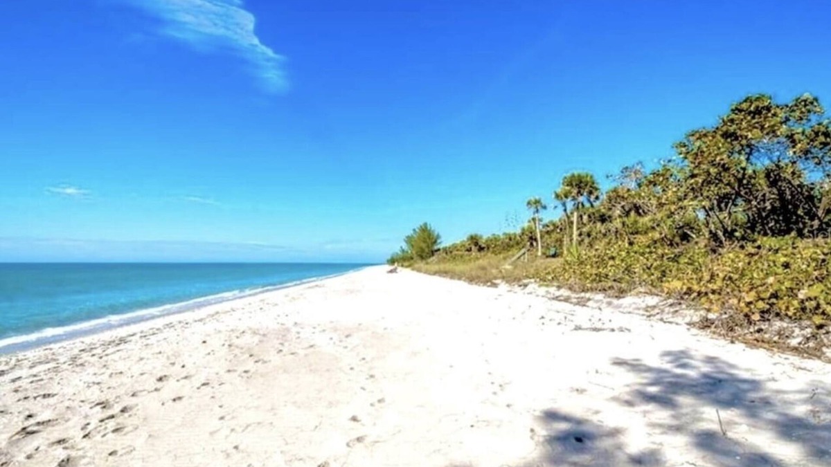 Englewood House | Sunset Beach Getaway minutes away from PARADISE!