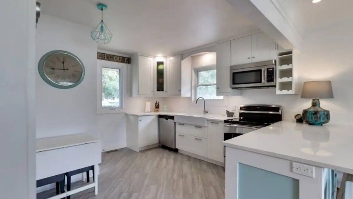 Port Weller West House | Sunset Beach House - Wineries & Niagara Falls