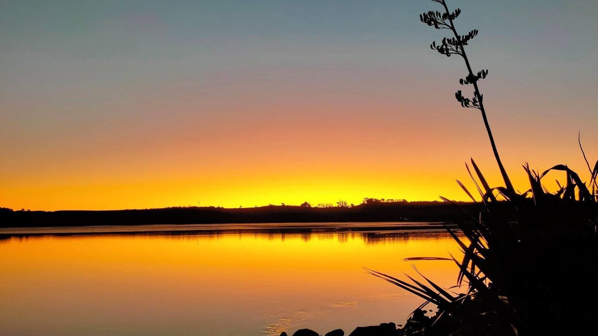 Pukehina House | Sunset Beach Retreat - Sleeps 16