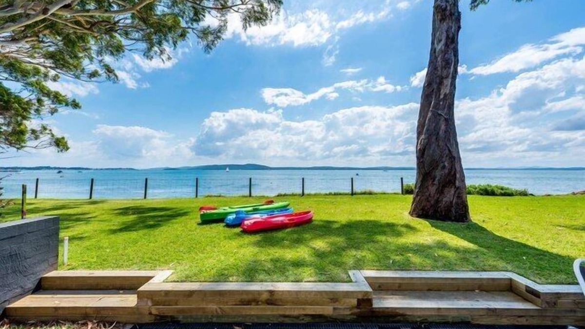 Corlette Apartment | 'Sunset@Corlette' *2 SUPs 2 Kayaks* WATERFRONT ACCOMMODATION Port Stephens