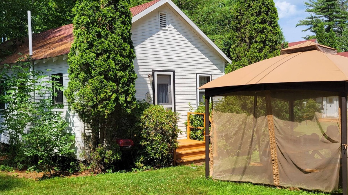 North Sebago Cottage | Sunset Cottage-Private Beach-Pets Welcome - Round Table Lodge, Sebago, Maine