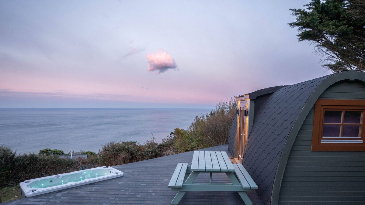 Barmouth Cabin | Sunset Couples Retreat with Hot tub