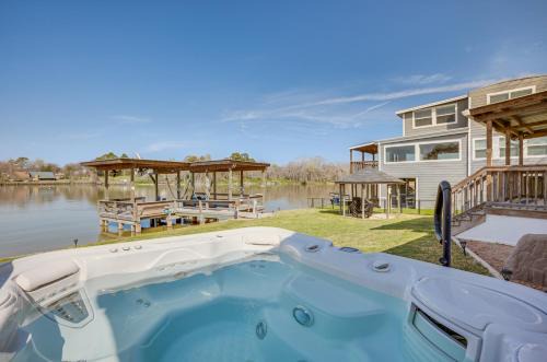 Onalaska House | Sunset Cove Lakefront Rental with Private Dock!