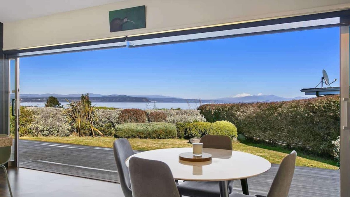 Wharewaka House | Sunset dreamer, the best views in town and peaceful in a quiet location