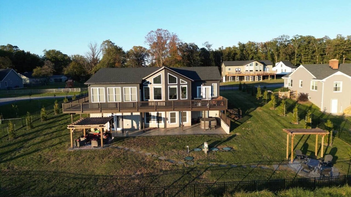 Front Royal House | Sunset Haven - 10 min from Skyline Drive. Hot Tub