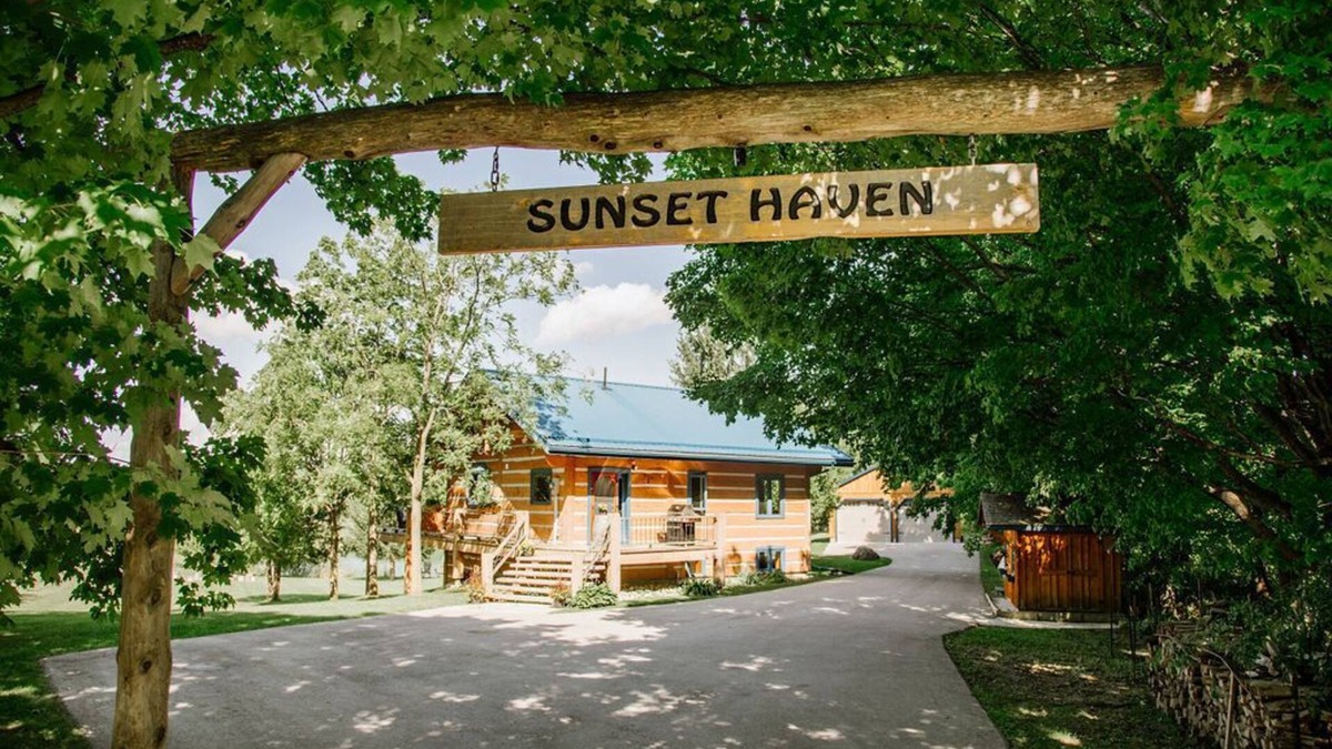 Flesherton House | Sunset Haven on Three Acres With Private Beach Front Pond