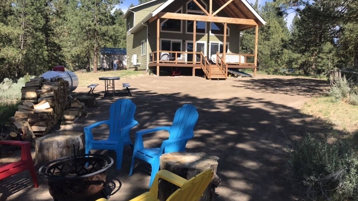 Cascade House | Sunset Hideaway. Private 5 minute walk to lake.