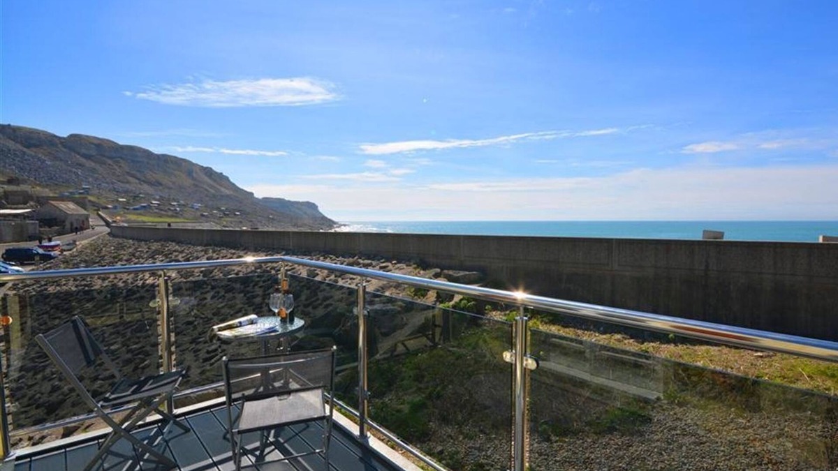 Portland House | SUNSET LODGE, family friendly in Fortuneswell