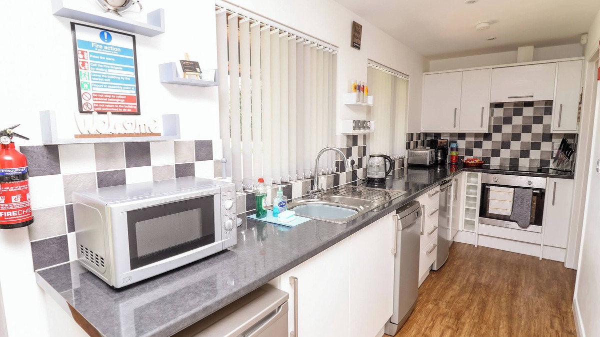 Thorpe On The Hill Cottage | SUNSET LODGE - NO.6, pet friendly, with hot tub in Thorpe-On-The-Hill
