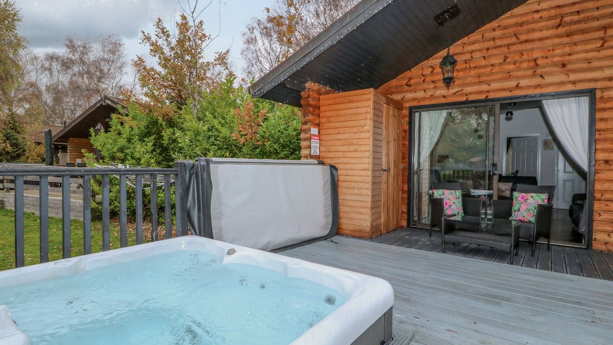 Tattershall Cottage | SUNSET LODGE, pet friendly, with hot tub in Tattershall