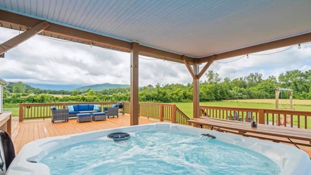 Luray House | Sunset Mountain Retreat! Mountains! Caverns! Hot Tub! Family & dog friendly!