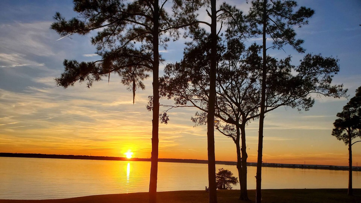 Summerton Condo | ☀️ Sunset Oasis - Lakefront Condo 🚤
