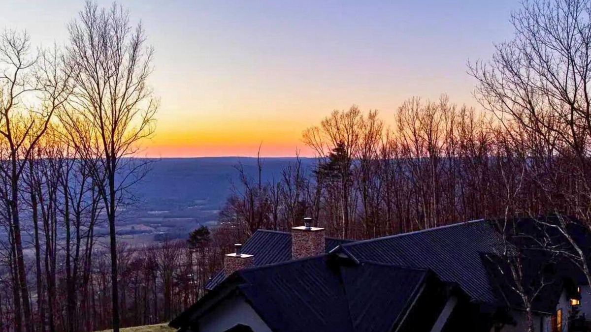 Signal Mountain House | Sunset Overlook: Serene Mountain Retreat