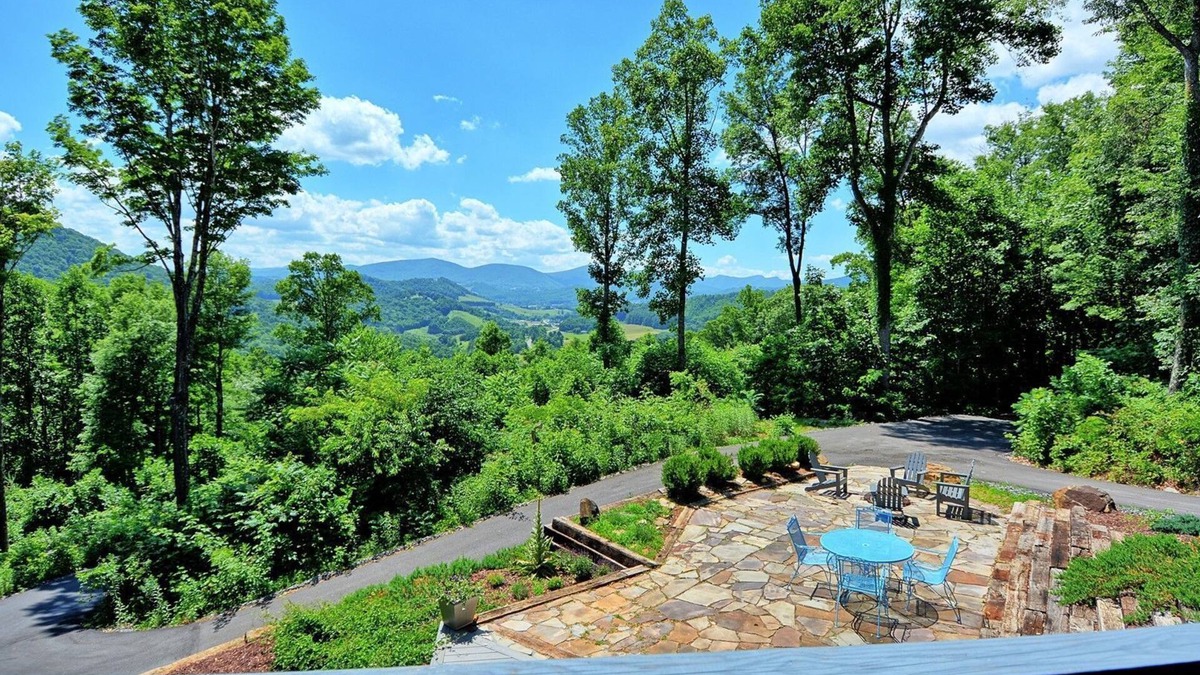 West Jefferson Ski Chalet | Sunset Ridge-Open for Bookings! Hot Tub, Ping Pong, Fire Pit, Wi-Fi