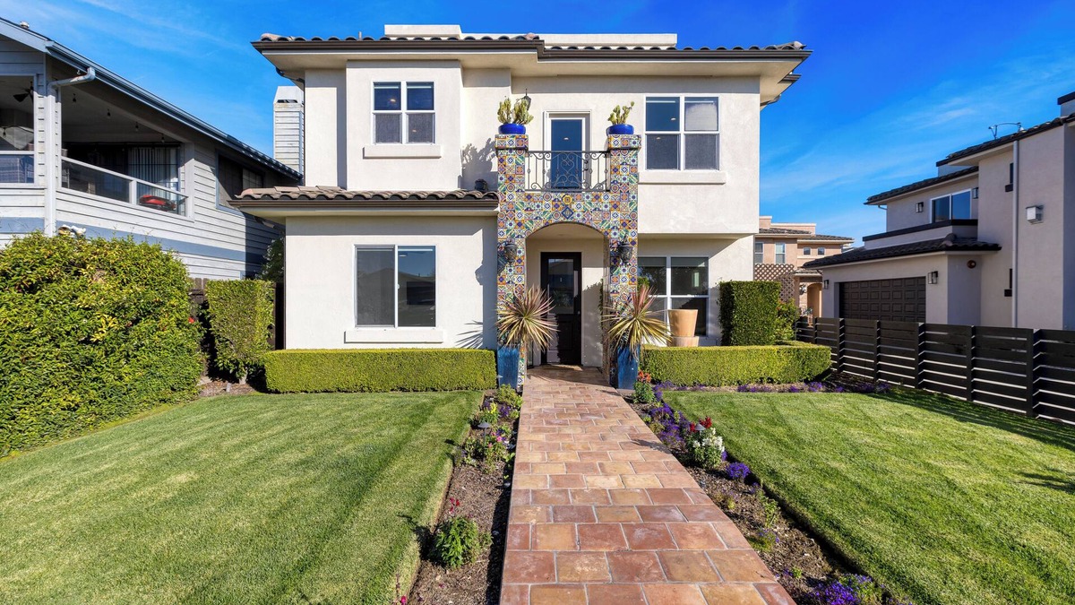 Grover Beach House | Sunset Serenity by AvantStay | Rooftop w/Hot Tub & Fire Pit, 3 Blocks to Beach!