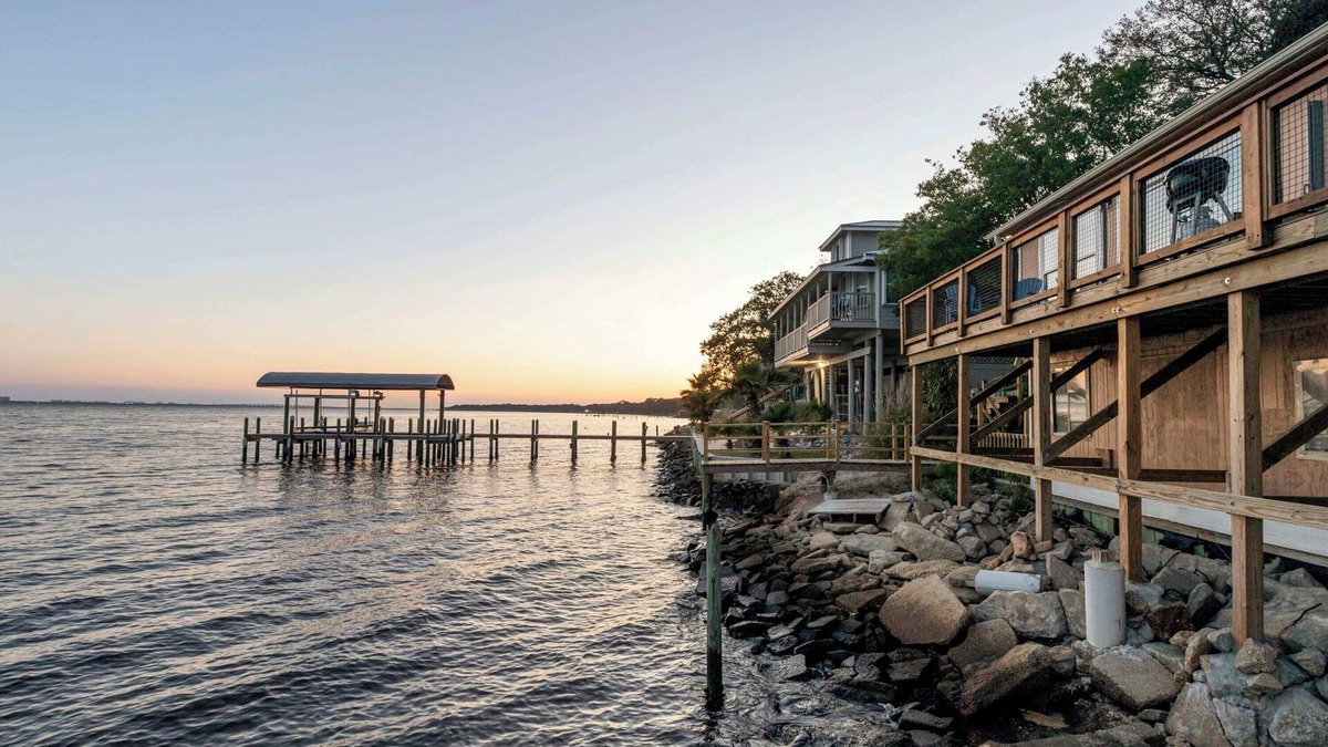 Fort Walton Beach - Destin House | Sunset Stay | Waterfront, Dolphins, Arcade, & Dock