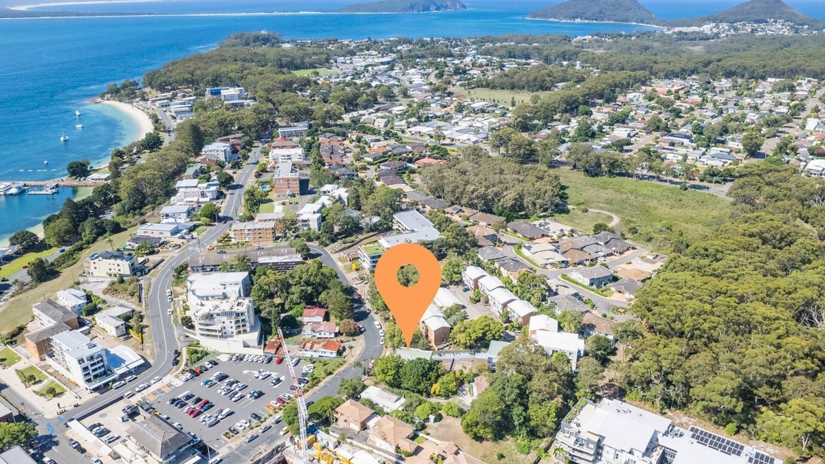 Nelson Bay Apartment | Sunset Towers, 1-25 Donald St- in the heart of town with Wi-Fi and Air Con
