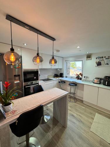West Norwood Apartment | Sunset View 2BR Apartment - Beautiful London View & Free Parking