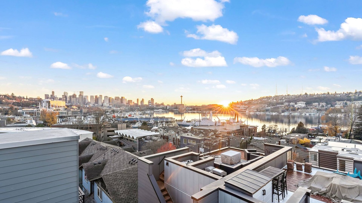 Eastlake House | Sunset view of the Space Needle and South Lake Union!