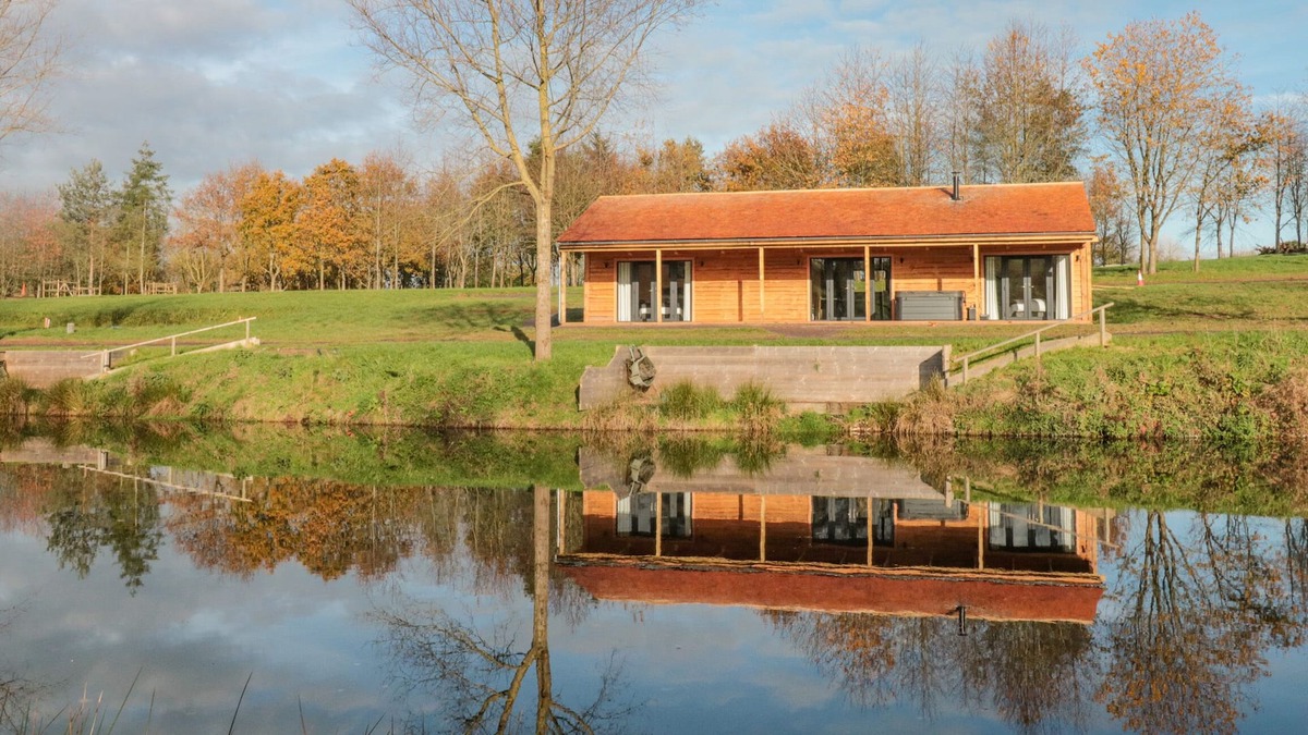 Cullompton Cabin | SUNSET VIEW, pet friendly, luxury holiday cottage in Cullompton