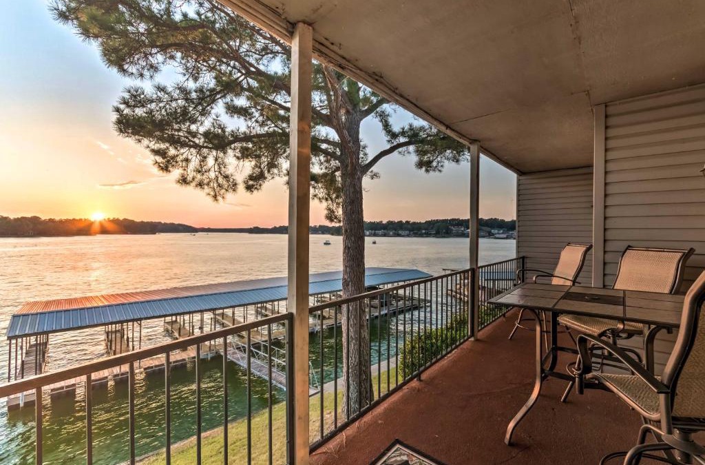 Lake Hamilton Apartment | Sunset-View Resort Condo on Lake Hamilton!