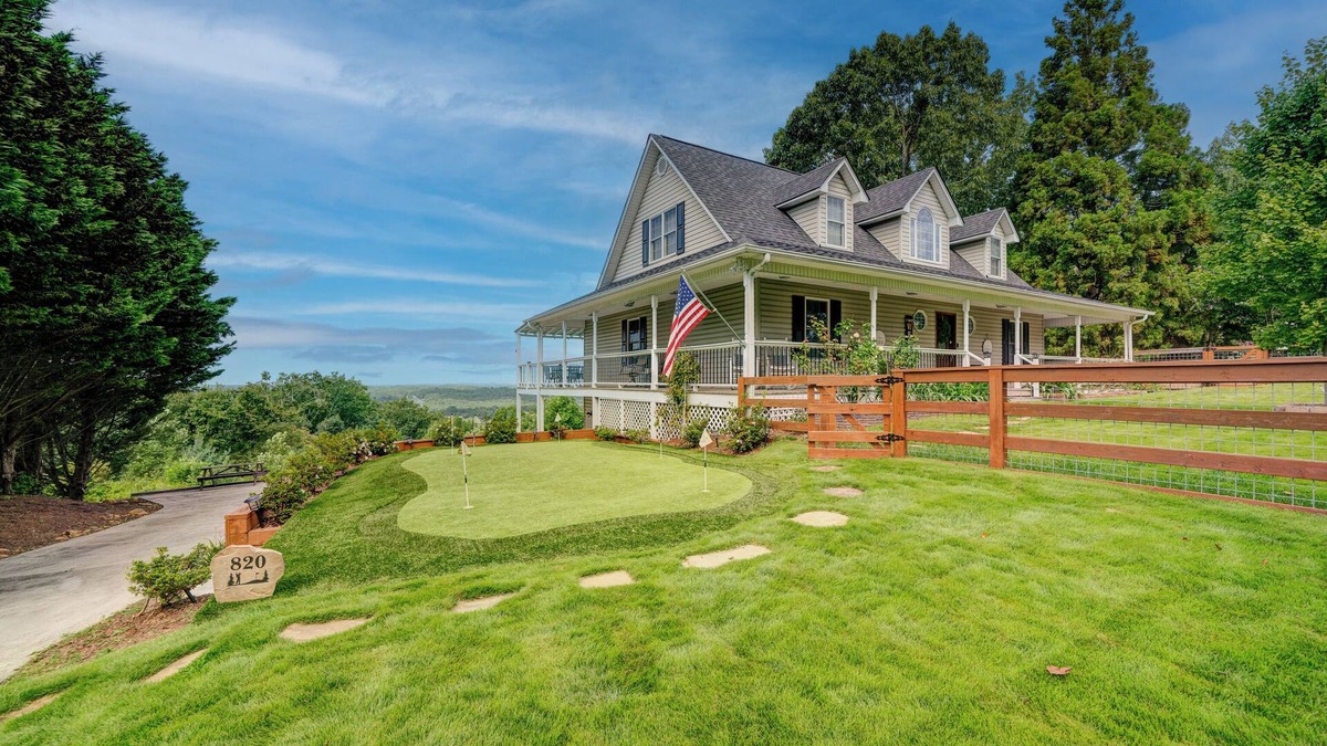 East Ellijay House | Sunset View – Scenic 3 BDR w/Game Room, Close to Downtown & Pet-Friendly!