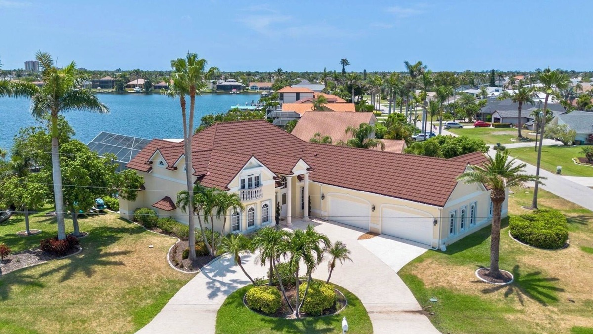 Eight Lakes Villa | Sunset view villa