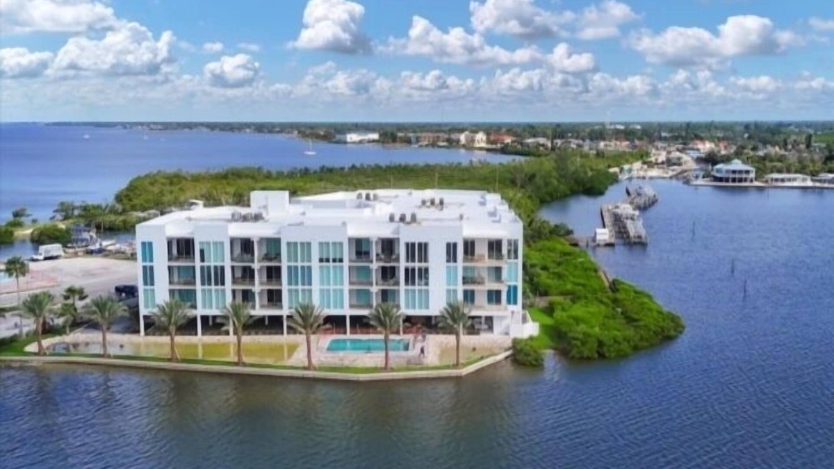 New Shoreham House | Sunset Views, Sand Between Your Toes-Your Winter Escape Awaits!