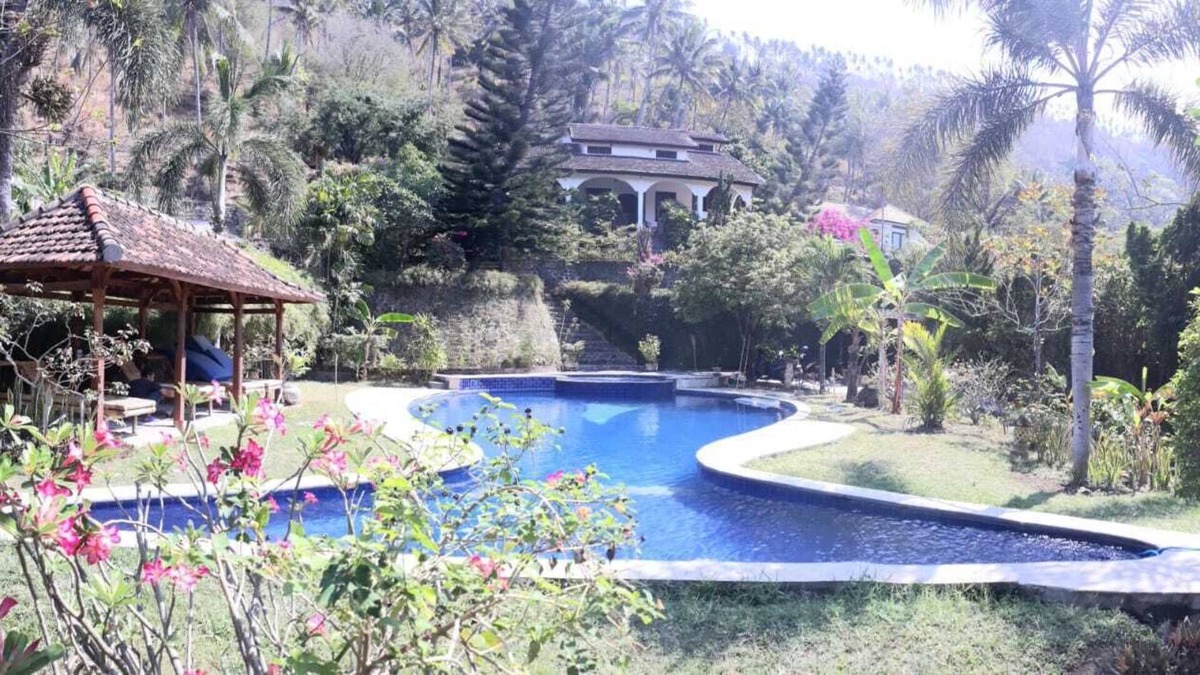 Senggigi Villa | Sunset villa Lombok, family villa with private pool and full staff.