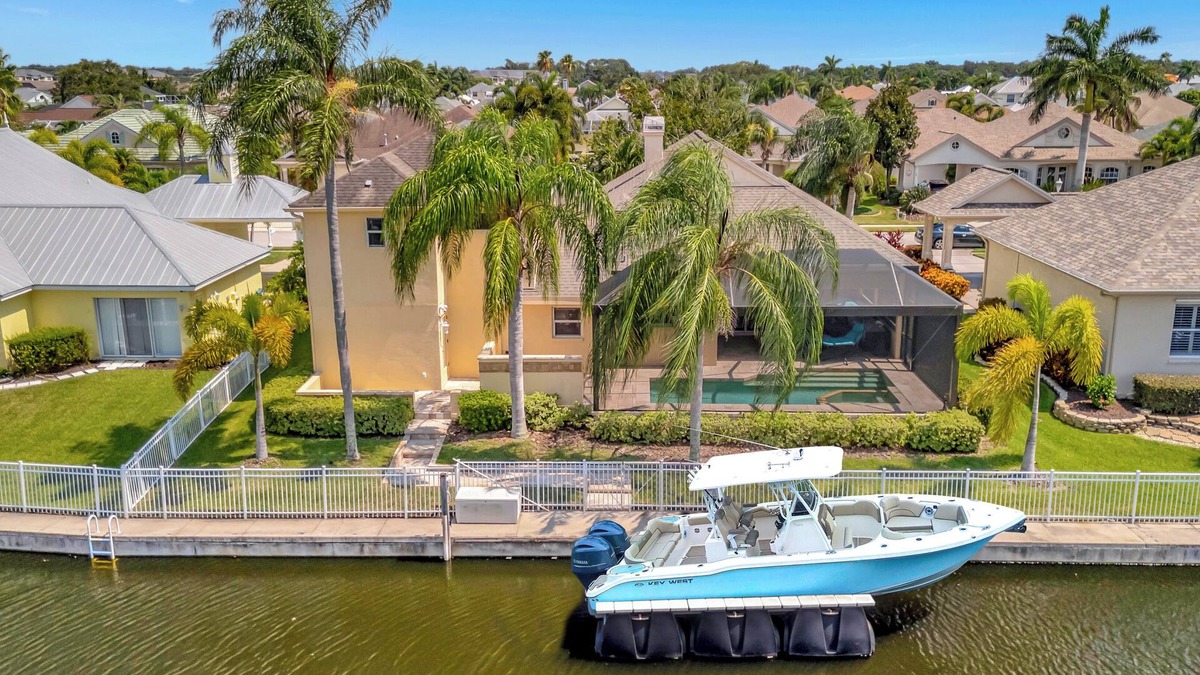 River Pointe House | Sunset Waterfront Paradise. Heated Saltwater Pool, Boat Dock. Beach Gear, BBQ.