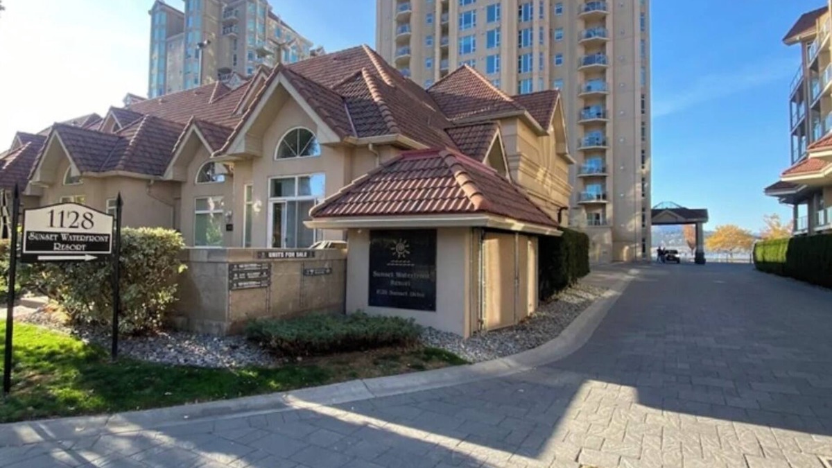 North End House | Sunset Waterfront Resort, Townhouse 1. Downtown Kelowna in the cultural district