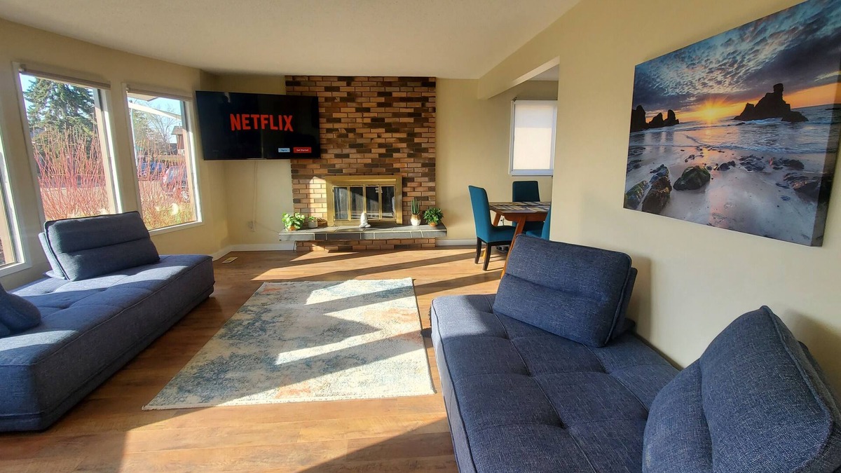 West Edmonton House | Sunshine All day, WEST EDMONTON MALL 5min.away, Air Con, king master and queens